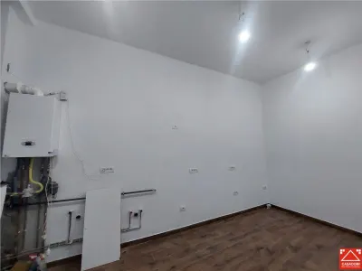 Apartament cu curte privata, zona Bou Rosu, pentru locuit sau afacere - foto 5
