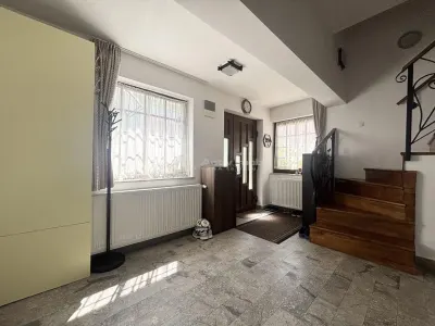 Refugiu urban cu personalitate – Casa cu mansarda si crama amenajata -  zona centrala - foto 10