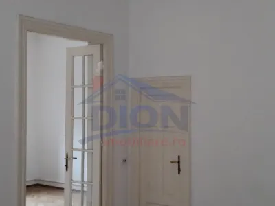 Proprietate interbelica in zona linistita, perfecta pentru investitie - foto 2