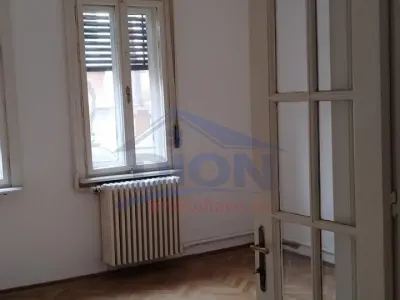 Proprietate interbelica in zona linistita, perfecta pentru investitie - foto 3