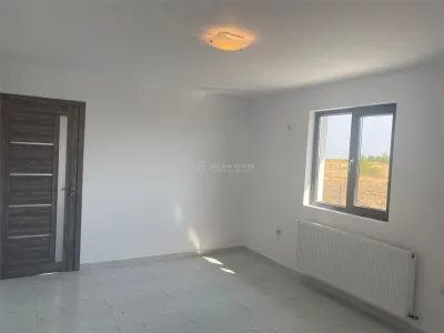 Case pe parter cu 3 camere-Teren 550 mp-Asfalt-Mutare imediata - foto 8