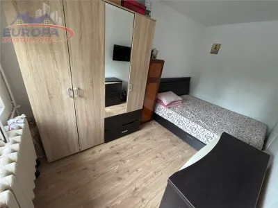 Apartament 4 camere transformat in 3 camere zona 23August -Tulcea - foto 6