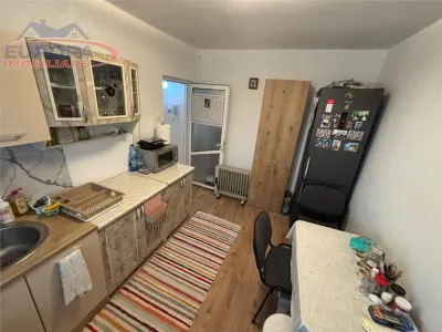 Apartament 4 camere transformat in 3 camere zona 23August -Tulcea - foto 8