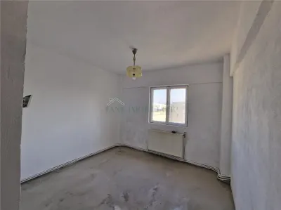 Vand apartament 3 camere amvelopat Urziceni Centru - foto 3