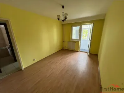 Apartament 4 camere, etaj 1/4, zona Mausoleul Eroilor - Sud - Focsani