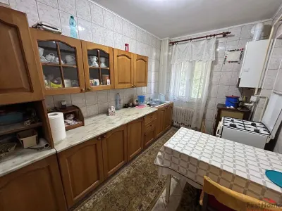 Apartament cu 3 camere de vanzare et. 2,  zona Sud. - foto 9