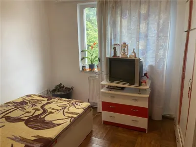 Apartament 2 camere ,  zona cartier Sud , decomandat , liber - foto 5