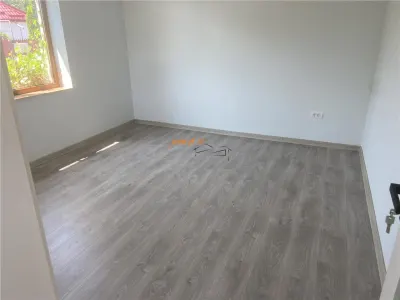 Casa in Focsani de inchiriat renovata integral , zona Bdul Independentei,posibilitate birouri , saloane de infrumusetare - foto 2