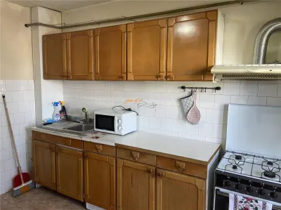 Apartament 3 camere in Focsani , zona centrala, et 2/4 , decomandat , 77 mp , liber , mobilat - foto 11