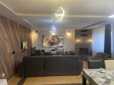 Casa de vanzate in Campineanca , parter+etaj, 360 mp utili , teren 996 mp - foto 2
