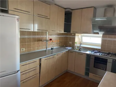 Apartament 4 camere transformat in 3 camere , zona ultracentrala Piata Moldovei , et 1/4 , 92 mp , imbunatatit - Focsani