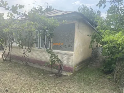 Casa si teren de vanzare in Suraia, zona Cimitirul central ,2087 mp , deschidere 52ml - foto 2