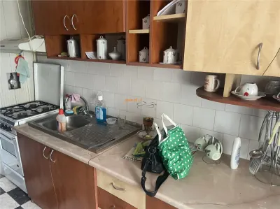 Apartament 3 camere , zona Politia Judeteana Focsani, et 1/4 , 71 mp , decomandat , mobilat - foto 2