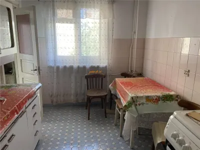 Apartament 3 camere , zona centrala -Sala Polivalenta, 80 mp , liber - foto 6