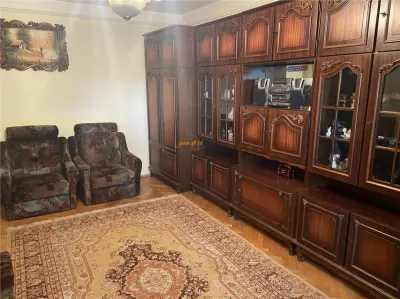 Apartament 3 camere , zona ultracentrala (Casa de Pensii ) , decomandat ,72 mp , mobilat, liber - foto 3