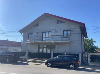 Casa de vanzare in Golesti , parter+etaj + mansarda , suprafata casa 383 mp, posibilitate spatiu comercial - Golesti
