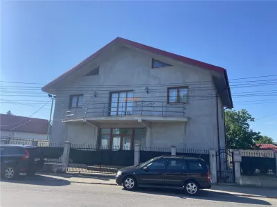 Casa de vanzare in Golesti , parter+etaj + mansarda , suprafata casa 383 mp, posibilitate spatiu comercial - foto 3