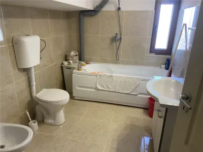 Casa de vanzare in Golesti , parter+etaj + mansarda , suprafata casa 383 mp, posibilitate spatiu comercial - foto 23