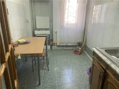 Apartament 3 camere , zona ultracentrala-Primaria Focsani ,etaj 2/8 ,decomandat , liber - foto 2