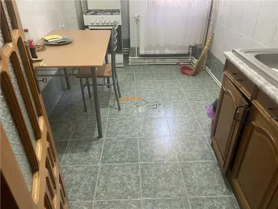 Apartament 3 camere , zona ultracentrala-Primaria Focsani ,etaj 2/8 ,decomandat , liber - foto 3
