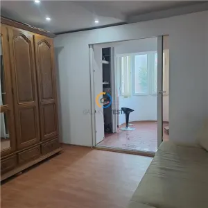 Apartament trei camere Fratii Golesti S-uri, etaj intermediar - foto 2