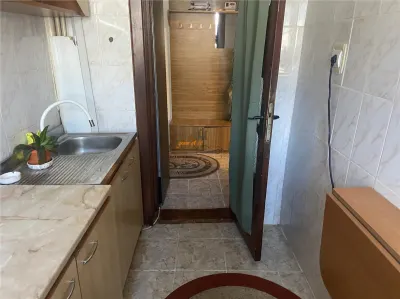 Apartament 2 camere, cartier Sud , et 3/4 , decomandat , centrala termica proprie - foto 6