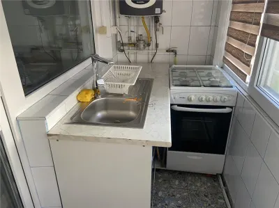 Garsoniera  de inchiriat , zona  b- dul Brailei , parter , decomandata , mobilata  si utilata , centrala termica - foto 2