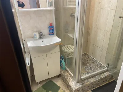 Garsoniera  de inchiriat , zona  b- dul Brailei , parter , decomandata , mobilata  si utilata , centrala termica - foto 5