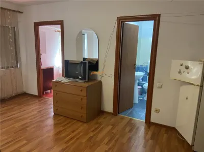Garsoniera de vanzare , zona Spitalul Judetean Focsani , et 1/3 , 38 mp , renovata , mobilata si utilata - foto 3