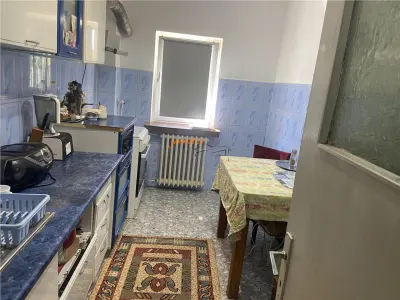 Apartament 3 camere ,zona Politia Judeteana Focsani , et 1/3 , decomandat - foto 3