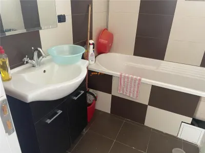 Apartament 4 camere , cartier Sud , decomandat , 58 mp , renovat , centrala termica proprie - foto 7