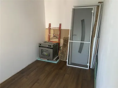 Apartament 4 camere , cartier Sud , decomandat , 58 mp , renovat , centrala termica proprie - foto 8