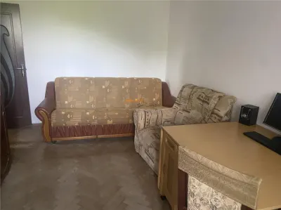 Apartament 2 camere , cartier Sud , decomandat 40 mp , centrala termica proprie , mobilat - foto 2