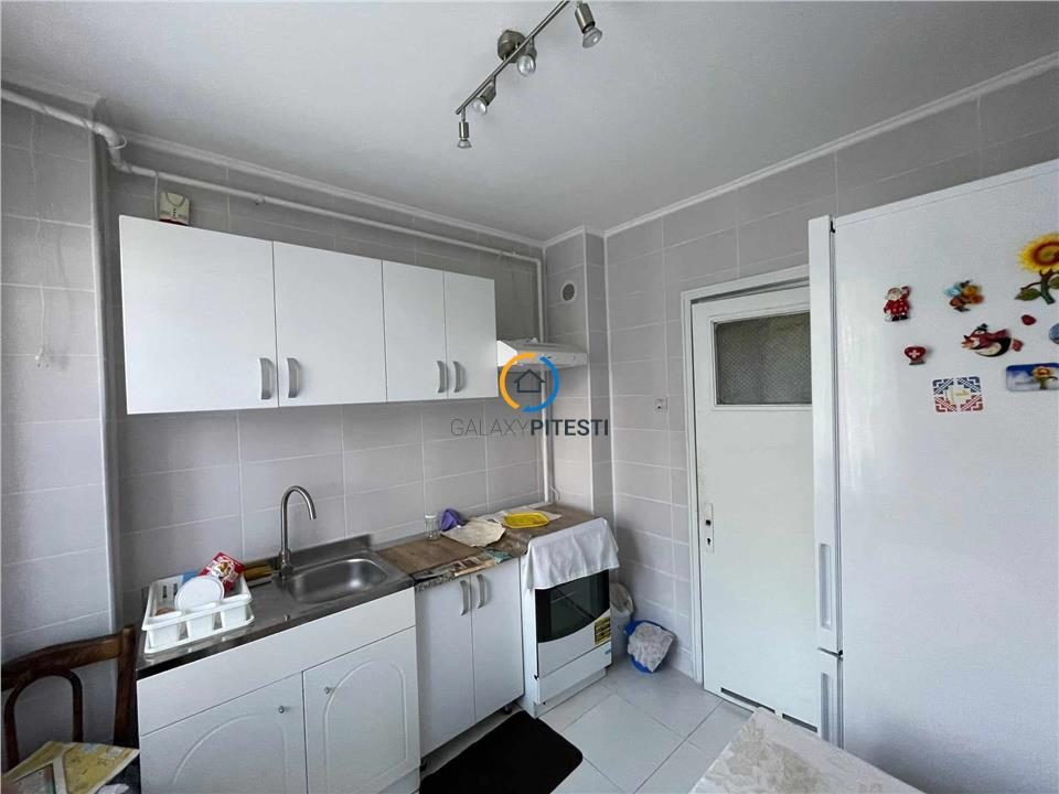 De vanzare apartament 3 camere Calea Bucuresti, etaj 4, cu centrala termica - Pitesti