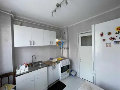 De vanzare apartament 3 camere Calea Bucuresti, etaj 4, cu centrala termica - Pitesti
