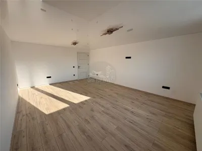 Casa cu 4 camere si 3 bai pretabila birouri in Sura  Mare - foto 13