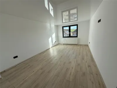 Casa cu 4 camere si 3 bai pretabila birouri in Sura  Mare - foto 4
