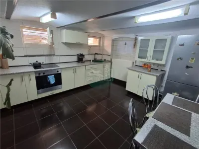 Casa formata din 2 apartamente pivnita zona Turnisor - foto 15
