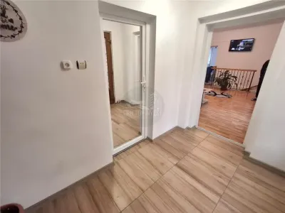 Casa formata din 2 apartamente pivnita zona Turnisor - foto 17