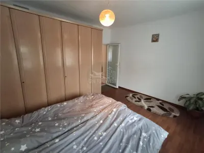 Casa formata din 2 apartamente pivnita zona Turnisor - foto 3