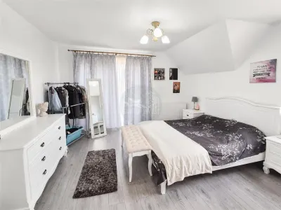 Casa individuala 6 camere pivnita 200mp curte zona Selimbar - foto 3