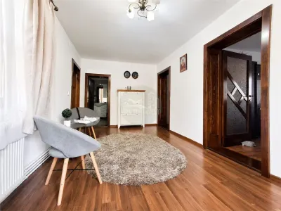 Casa individuala 6 camere pivnita 200mp curte zona Selimbar - foto 10