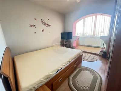Apartament decomandat 3 camere cu 2 balcoane zona Valea Aurie - foto 3