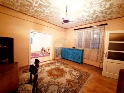 Casa 4 camere pivnita curte individuala Zona Lazaret - foto 2