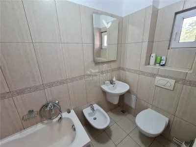 Apartament 3 camere 2 bai si 2 balcoane zona Centrala - foto 9