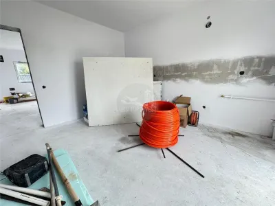Casa individuala 4 camere 2 bai si teren de 265 mp in Sura Mica - foto 8