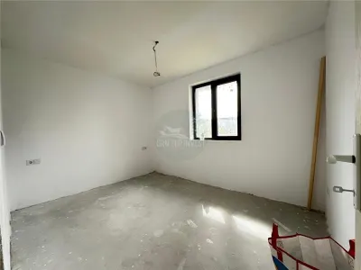 Casa individuala 4 camere 2 bai si garaj curte 500mp Sura Mare - foto 3