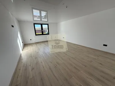 Casa cu 4 camere si 3 bai pretabila birouri in Sura  Mare - foto 17