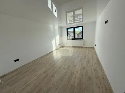 Casa cu 4 camere si 3 bai pretabila birouri in Sura  Mare - foto 18