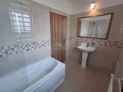Apartament 3 camere decomandat 2 bai parcare Sura Mare - foto 11